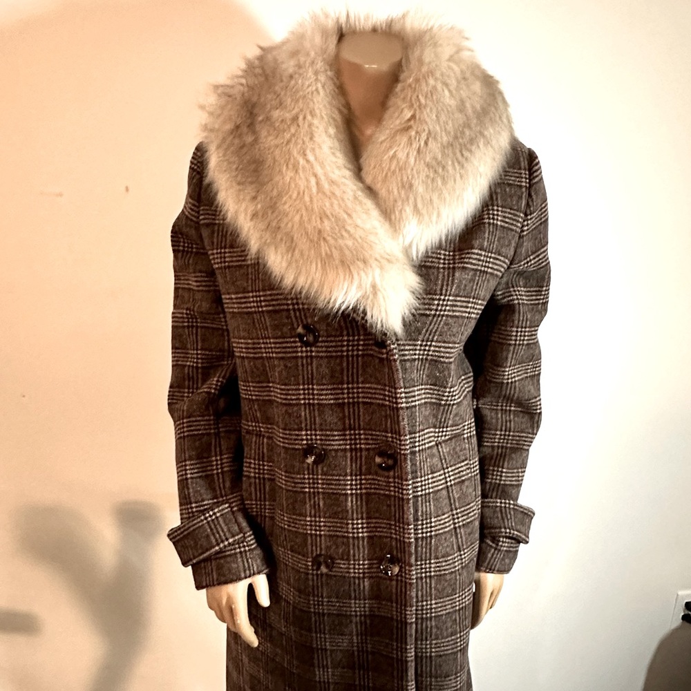 Kenneth Cole classic style faux-fur trim and a double-breasted coat